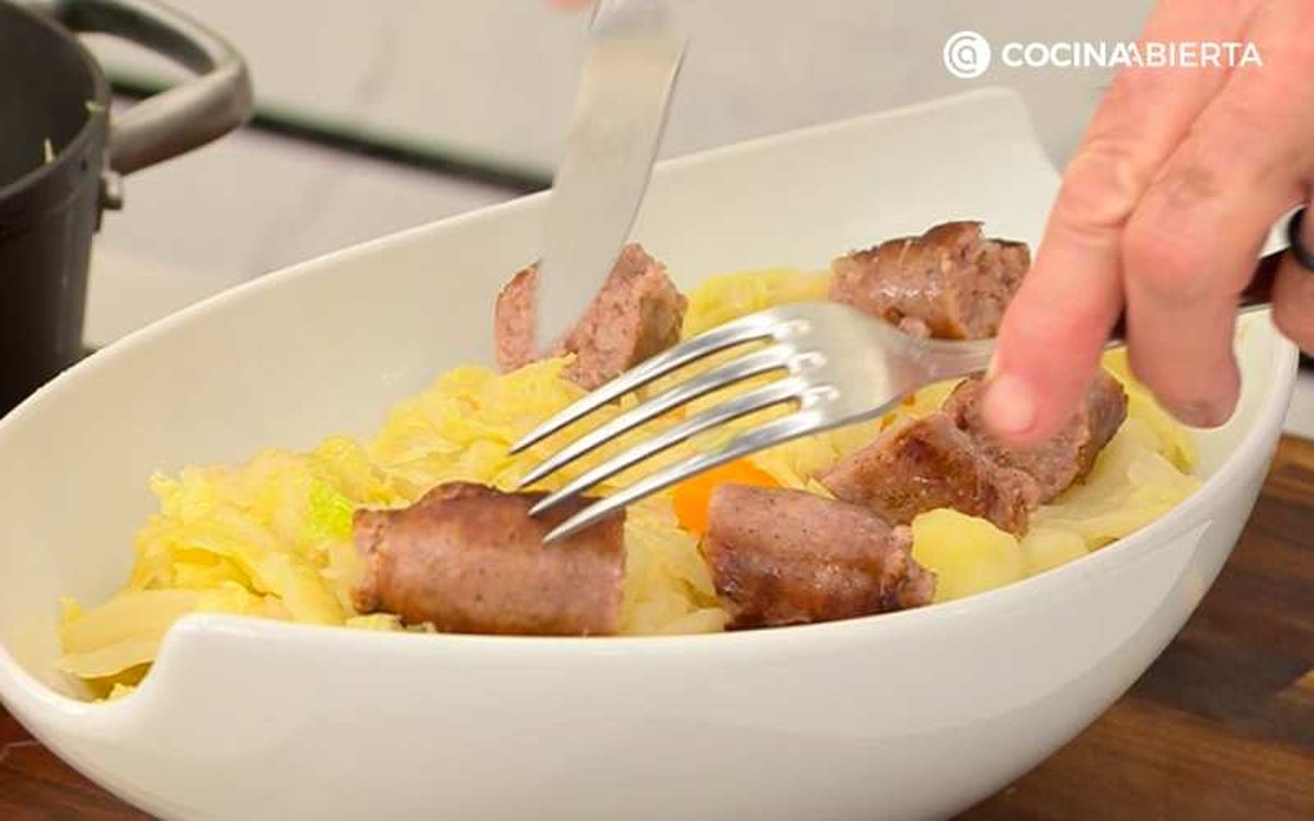 Sirve la col con patatas y butifarra troceada
