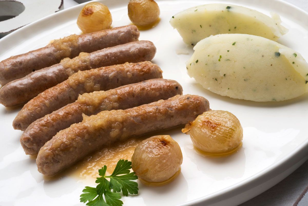 5227 Salchichas a la cerveza con puré de patatas y chalotas (612) xl