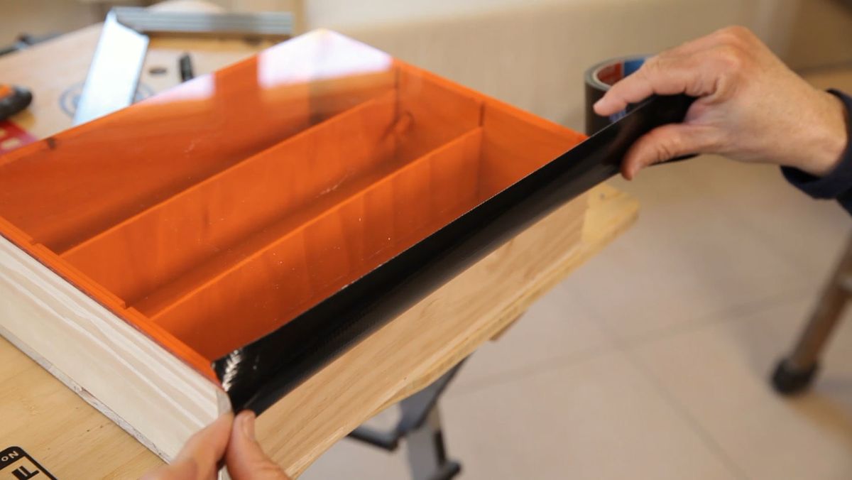 Cómo fijar una tapa para una caja con cinta americana paso 3