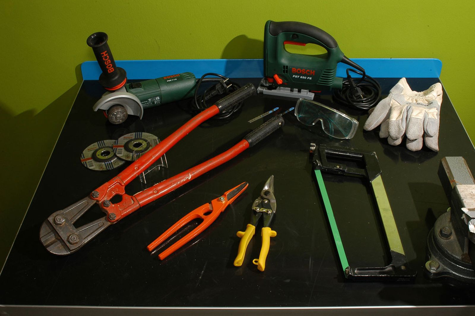 Diferentes herramientas para cortar metal