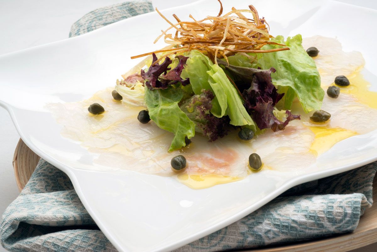 5420 1 Carpaccio de mero con puerro crujiente (805) xl