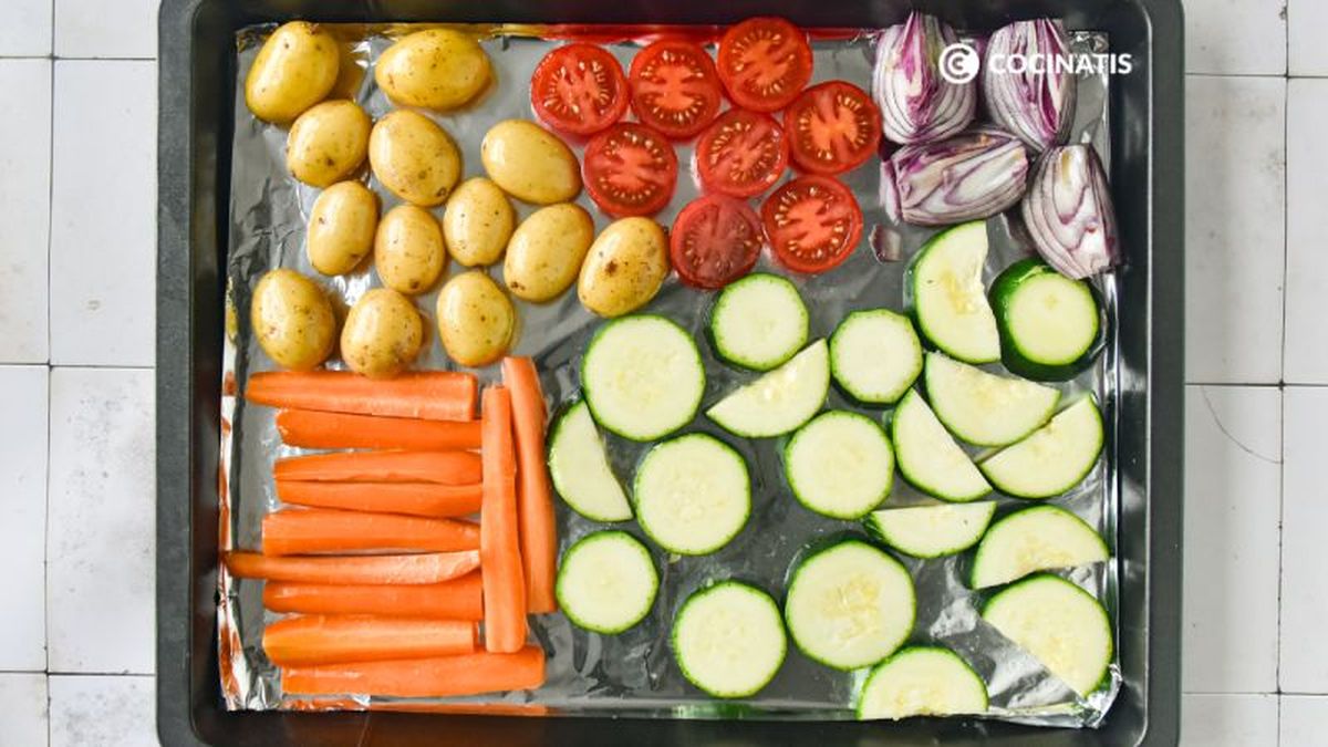Extiende las verduras en la bandeja y rocía con aceite
