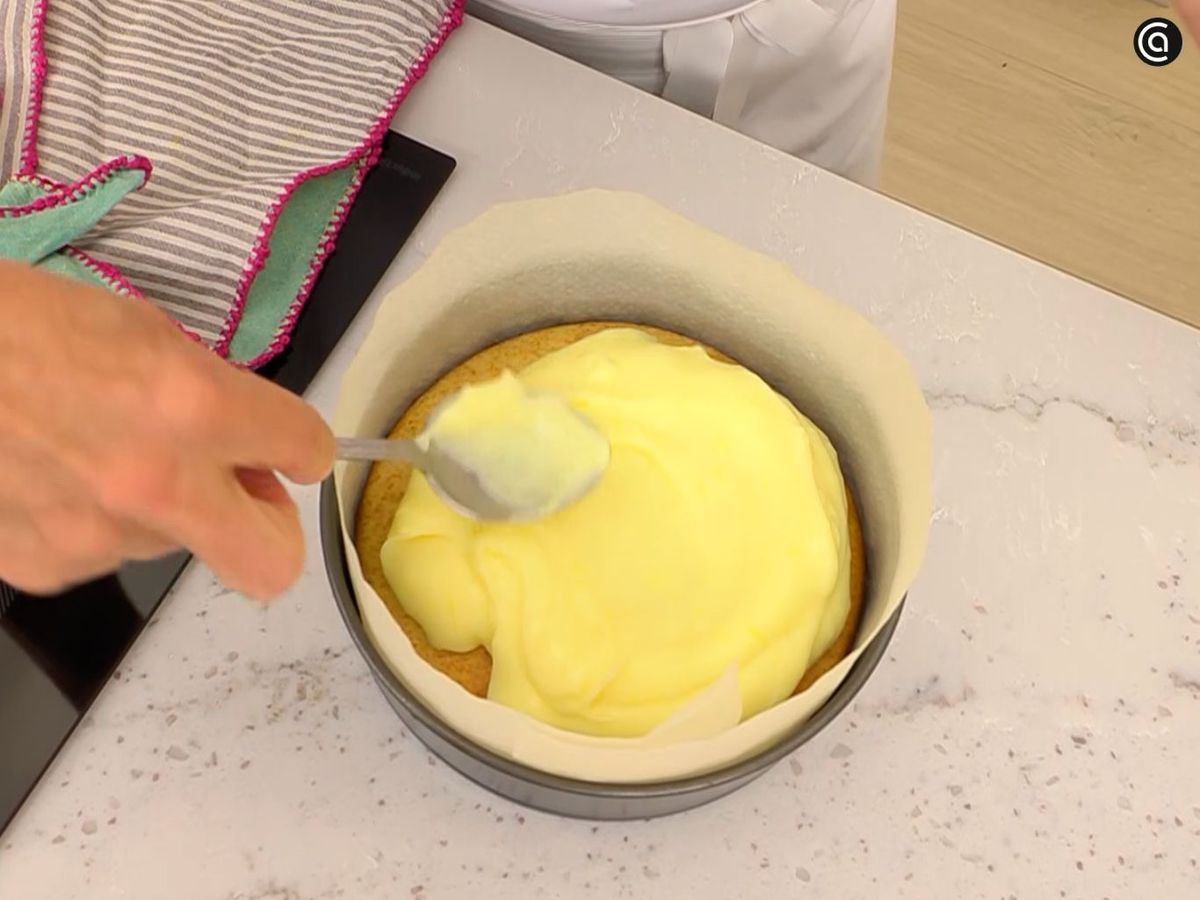 Cubre el bizcocho con crema de limón