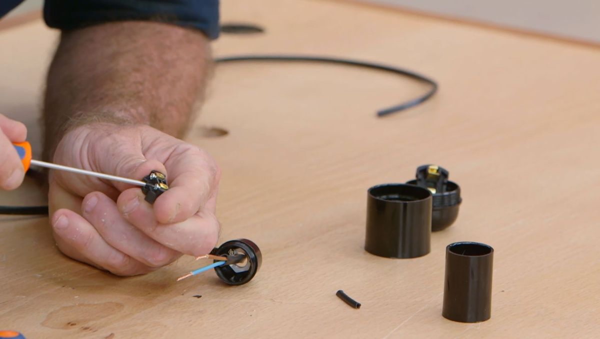 Cómo hacer una lámpara con una viga de madera paso 8