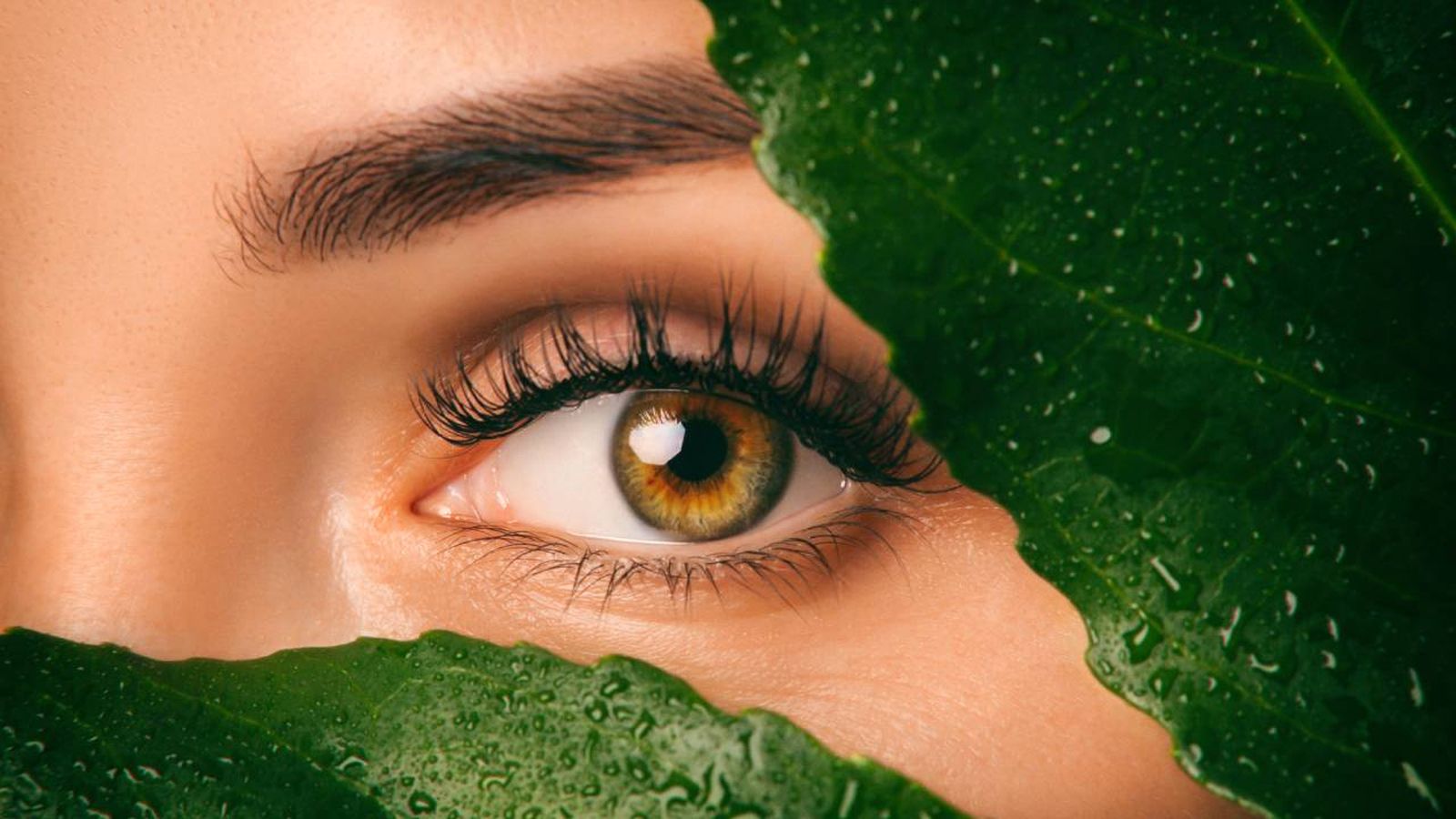 ojos de una mujer con pestanas magneticas portada