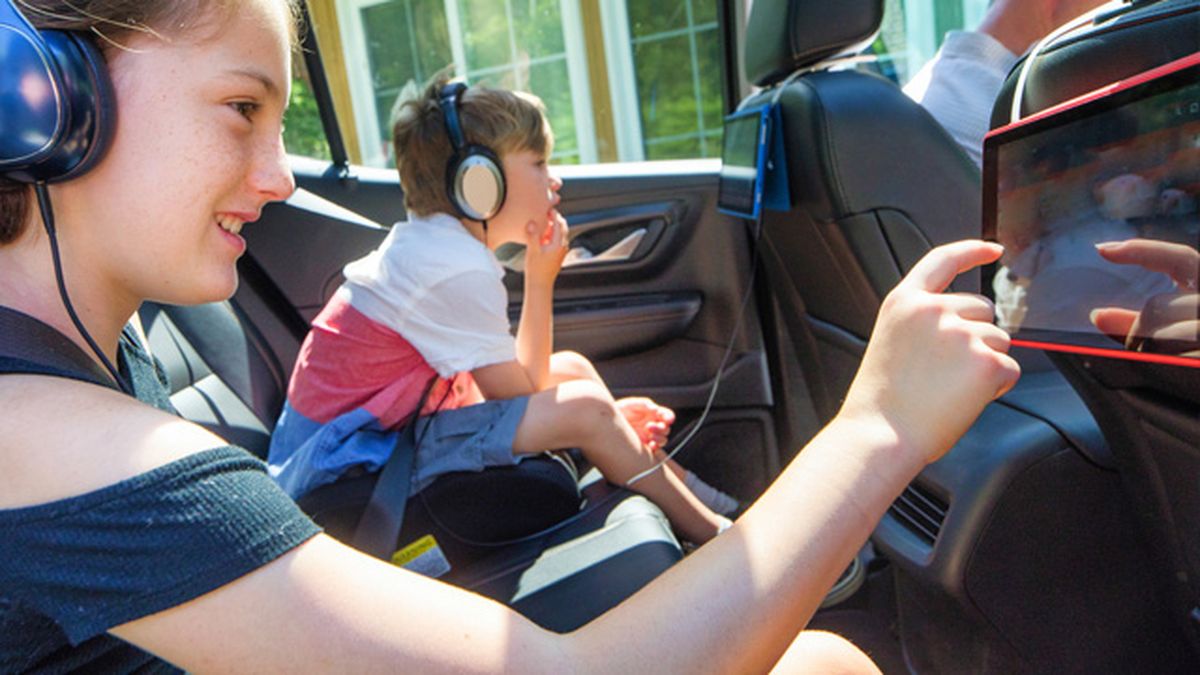 Revisar el coche antes de salir de viaje, poner aparato electronico