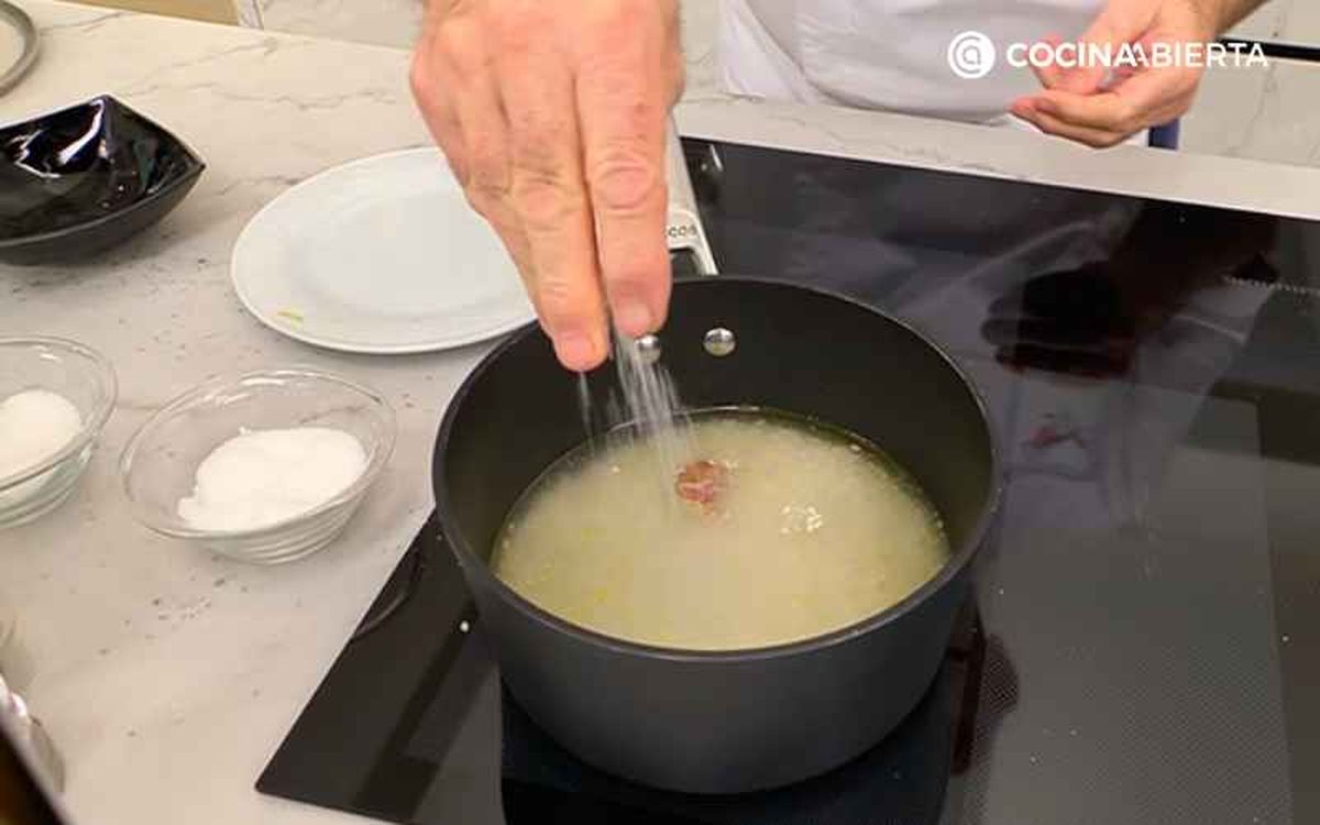 Sazona el arroz y agrega las hebras de azafrán