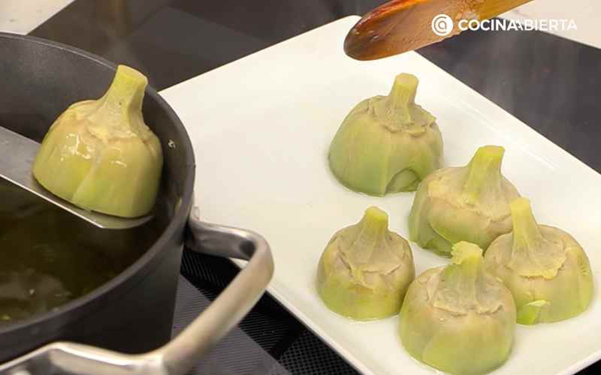 Cuece las alcachofas