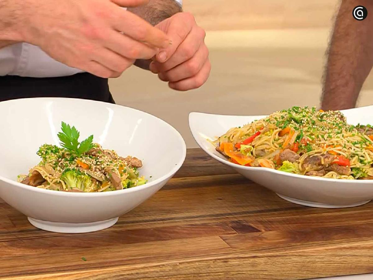 Sirve el Lo Mein de ternera