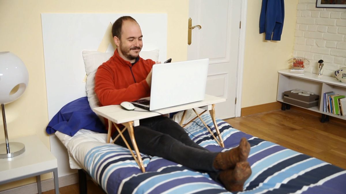 Hacer una mesita auxiliar con perchas paso 10