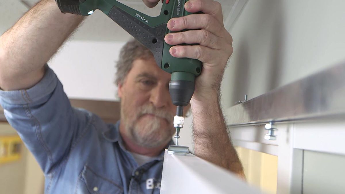 Como convertir una puerta abatible en una puerta corredera paso 12