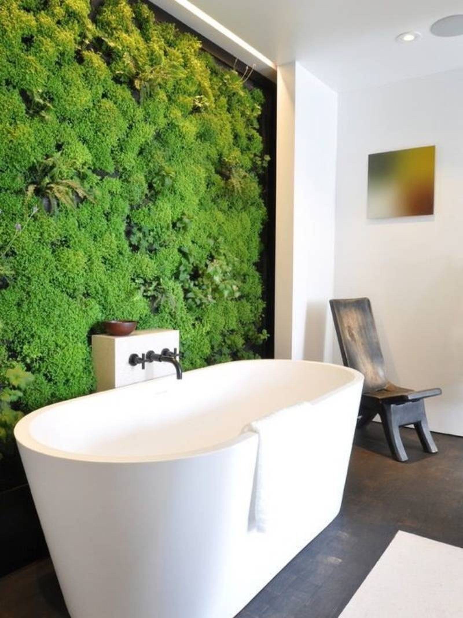 Baño con jardín vertical en una pared.