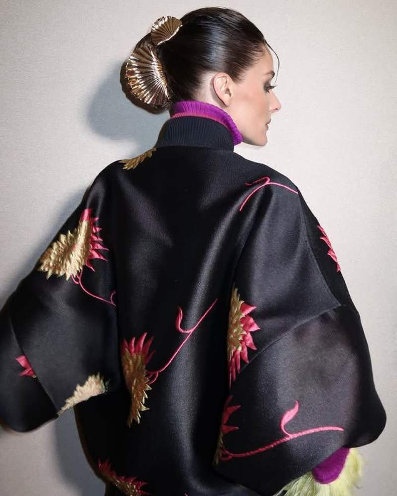 Olivia Palermo logra una imagen sofisticada con dos pinzas doradas en el pelo