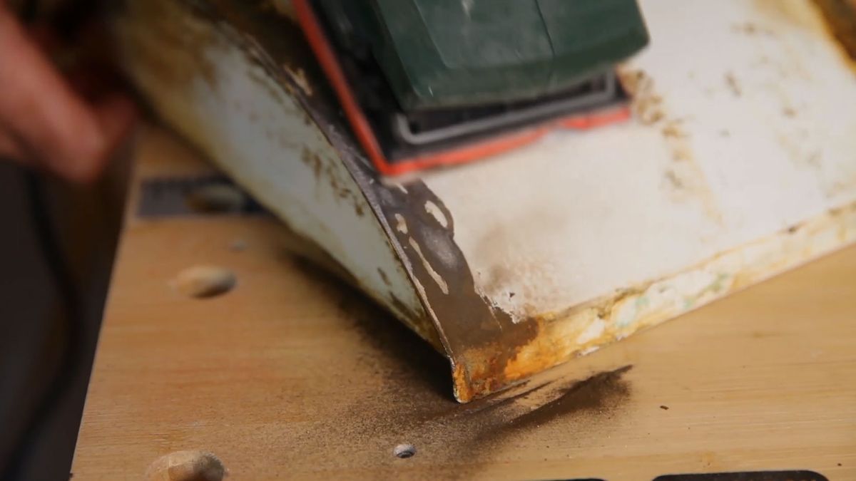 Cómo eliminar el óxido de un buzón de exterior paso 2