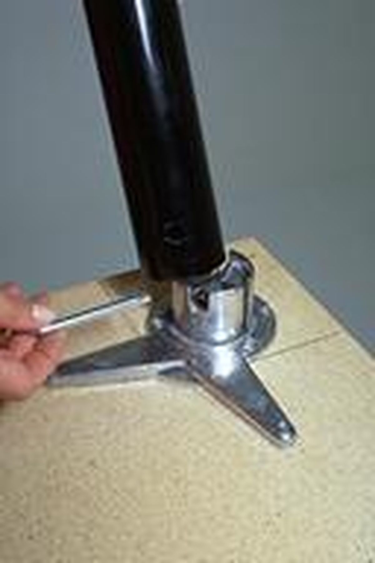 Colocación de patas metálicas paso 4