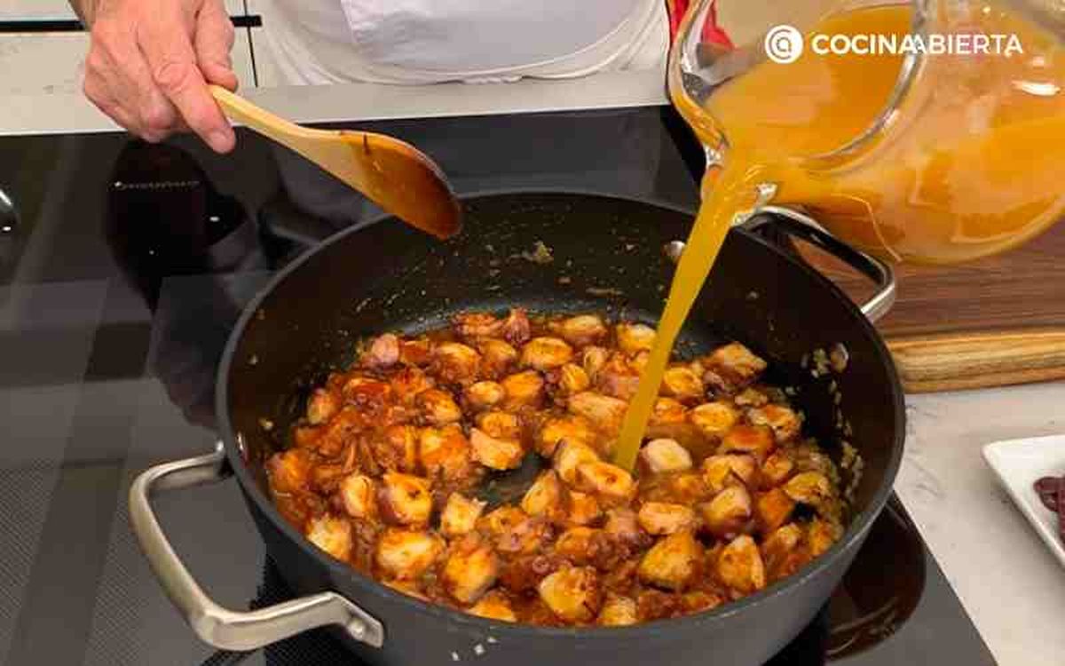 Incorpora el caldo de pescado