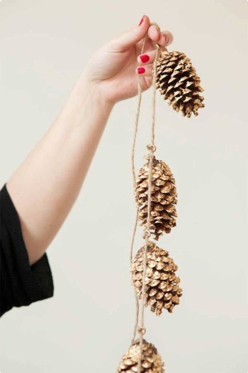 Guirnalda hecha con piñas secas para decorar en Navidad.