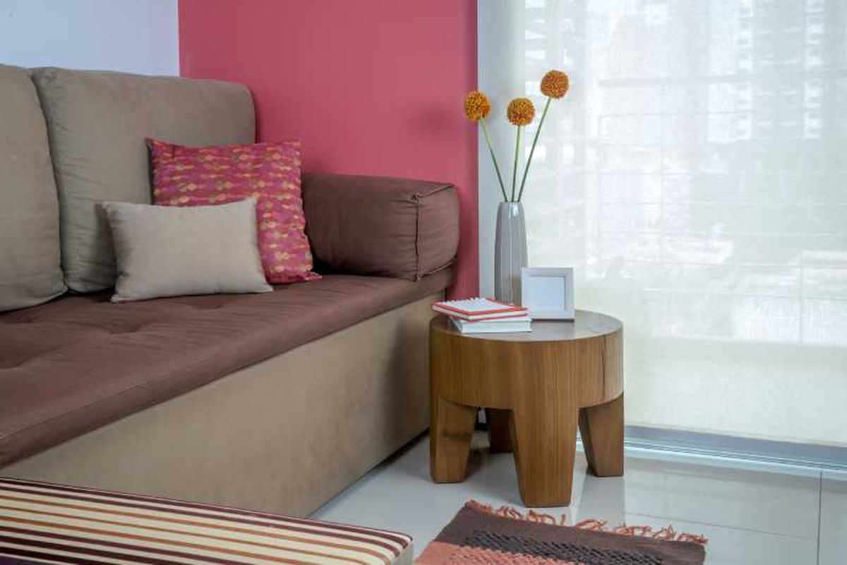 Salón con libros sobre la mesa para decorar.