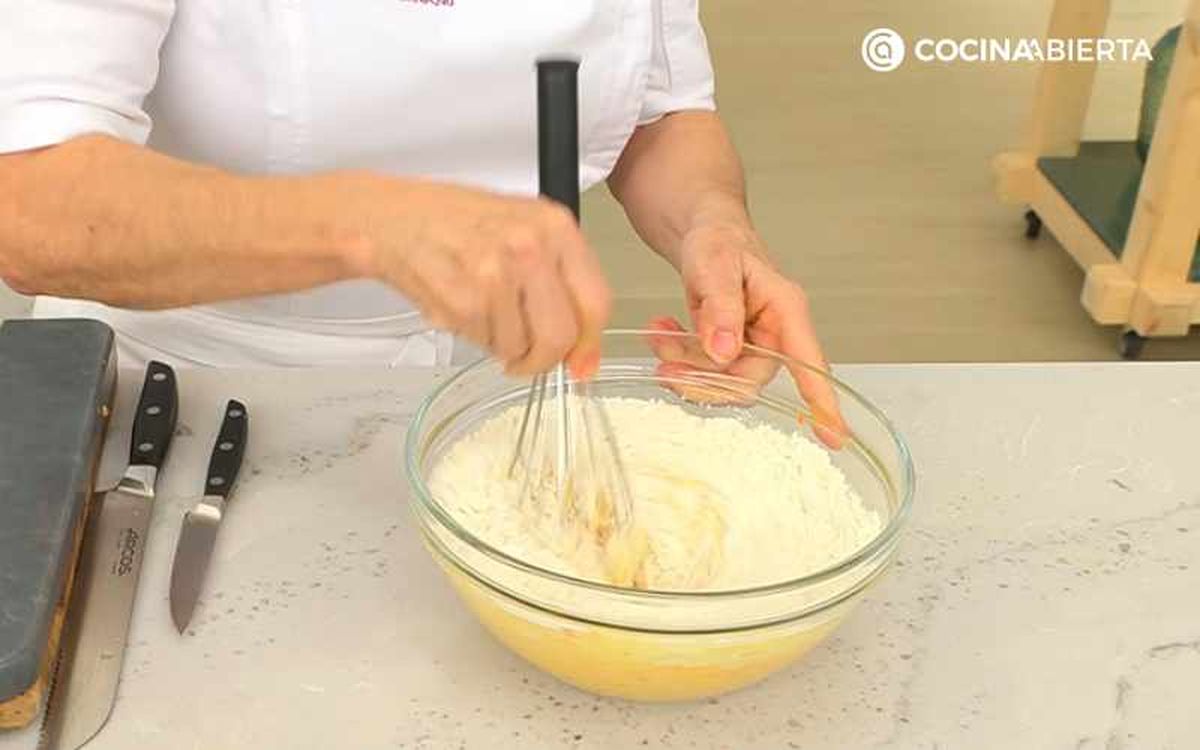 Mezcla la masa del bizcocho de mandarina