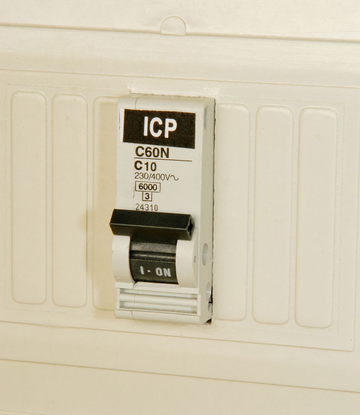 Cómo funciona un magneto térmico paso 2