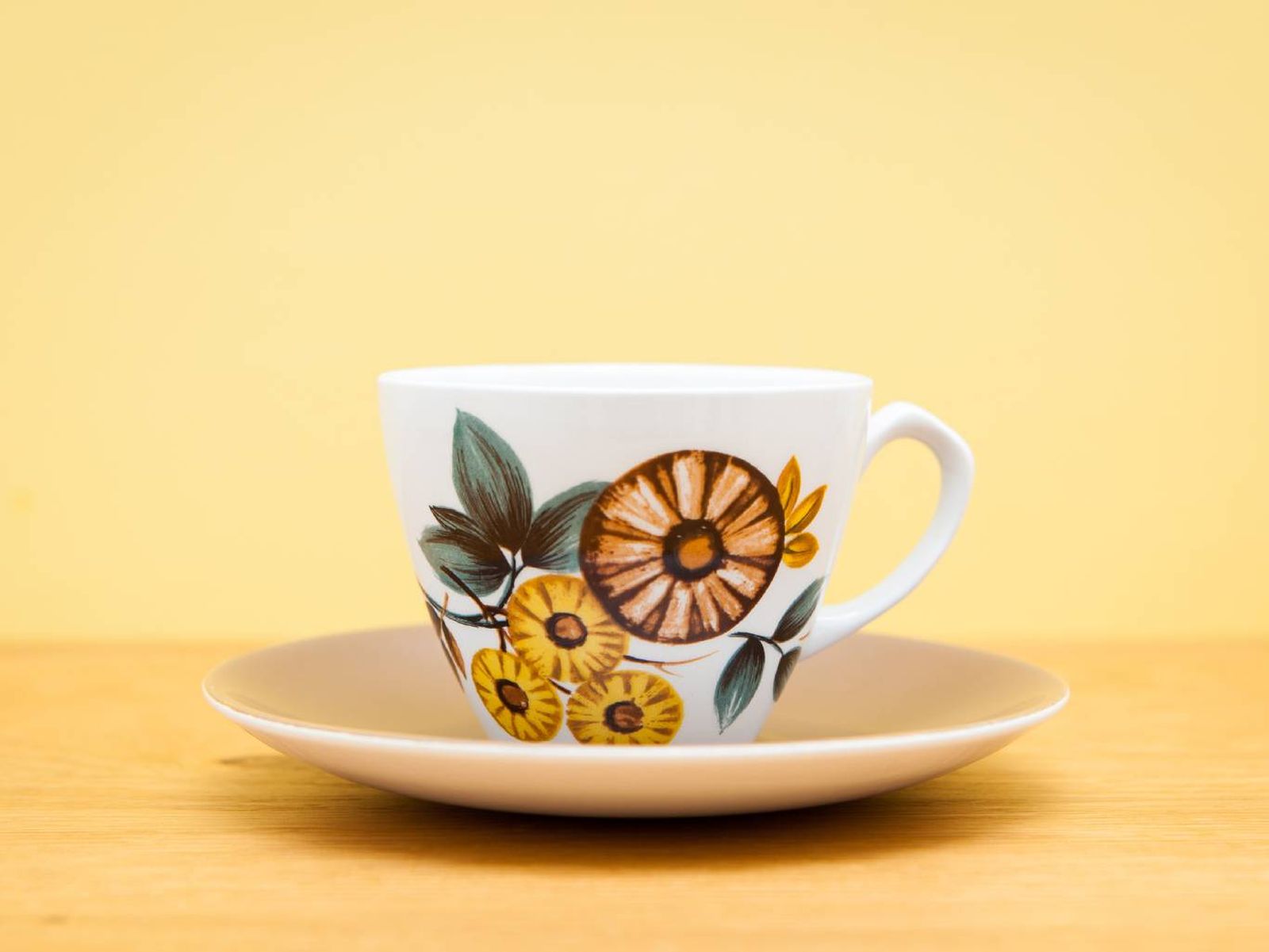 Las tazas con estampados florales aportan el toque nostálgico ideal a cualquier cocina retro.
