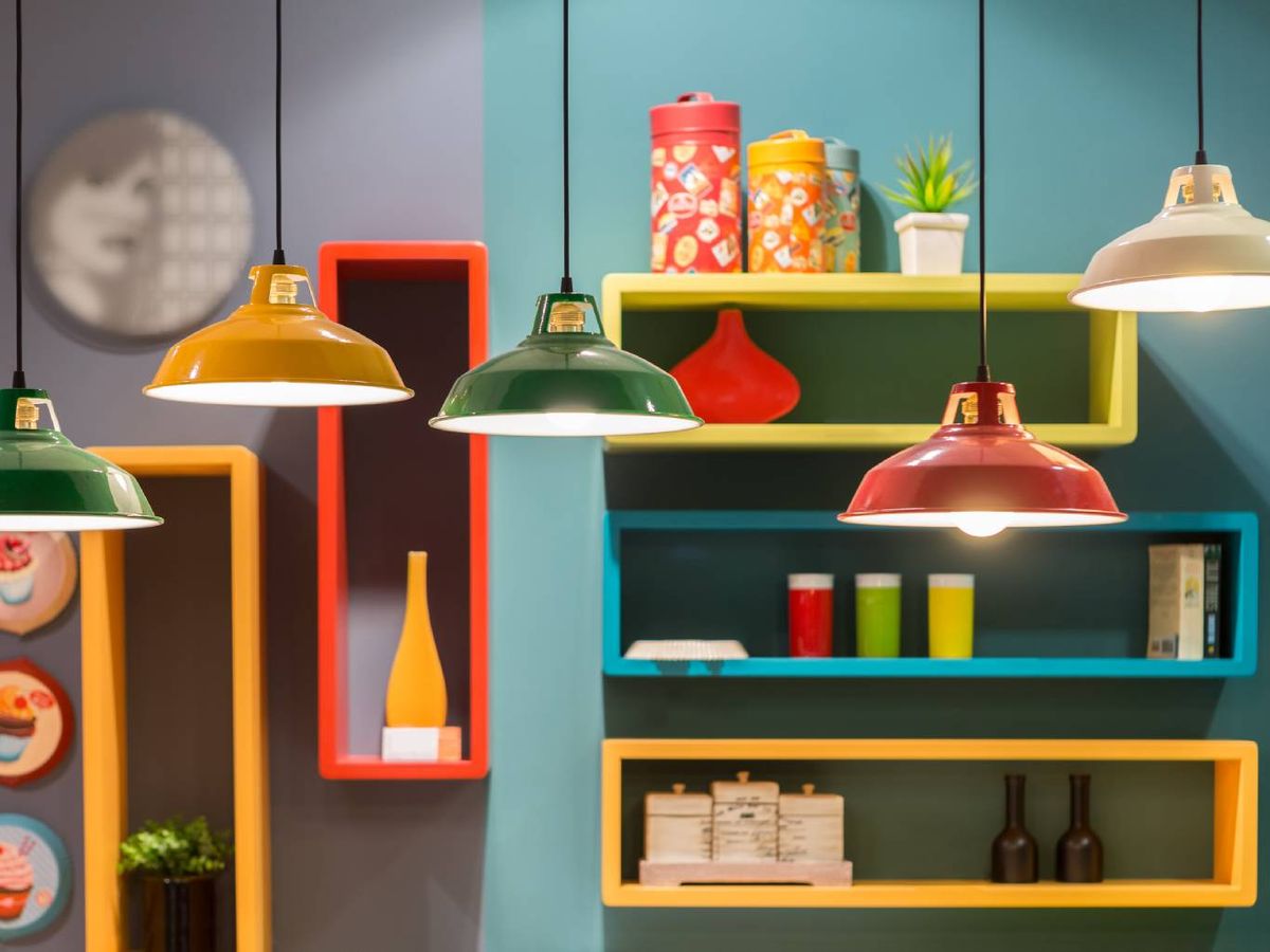 Las lámparas colgantes metálicas en tonos vivos son un recurso imprescindible para iluminar cocinas retro.