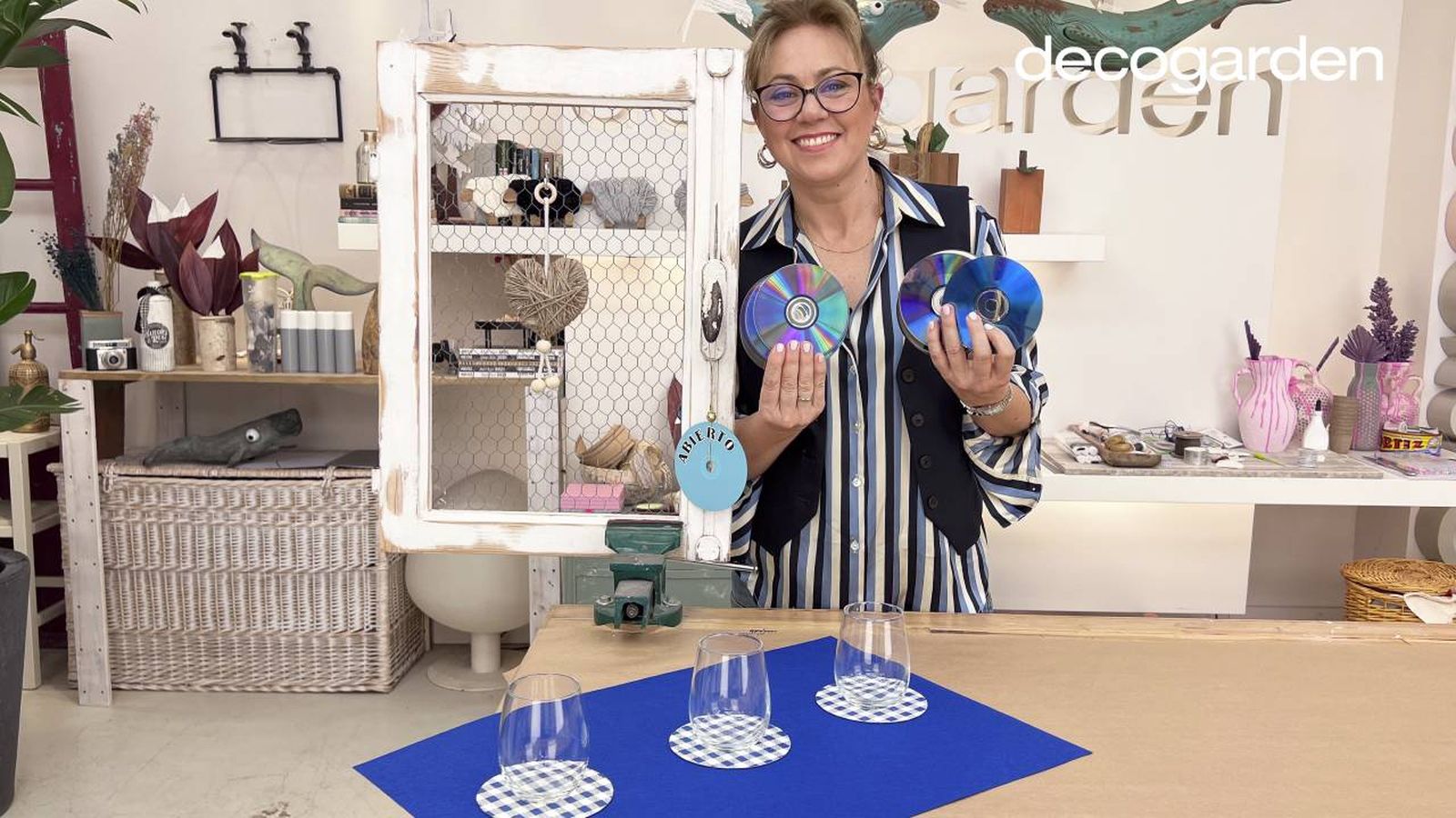 Yolanda Alzola con las tres ideas para reutilizar CDs.