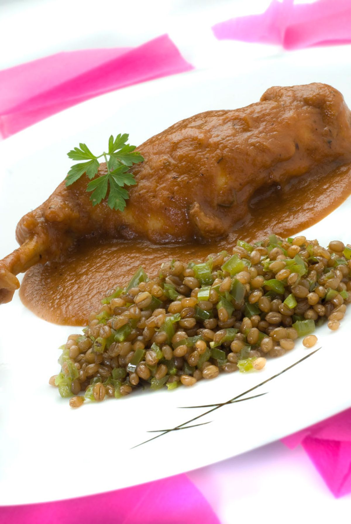 Muslo de conejo guisado con trigo salteado