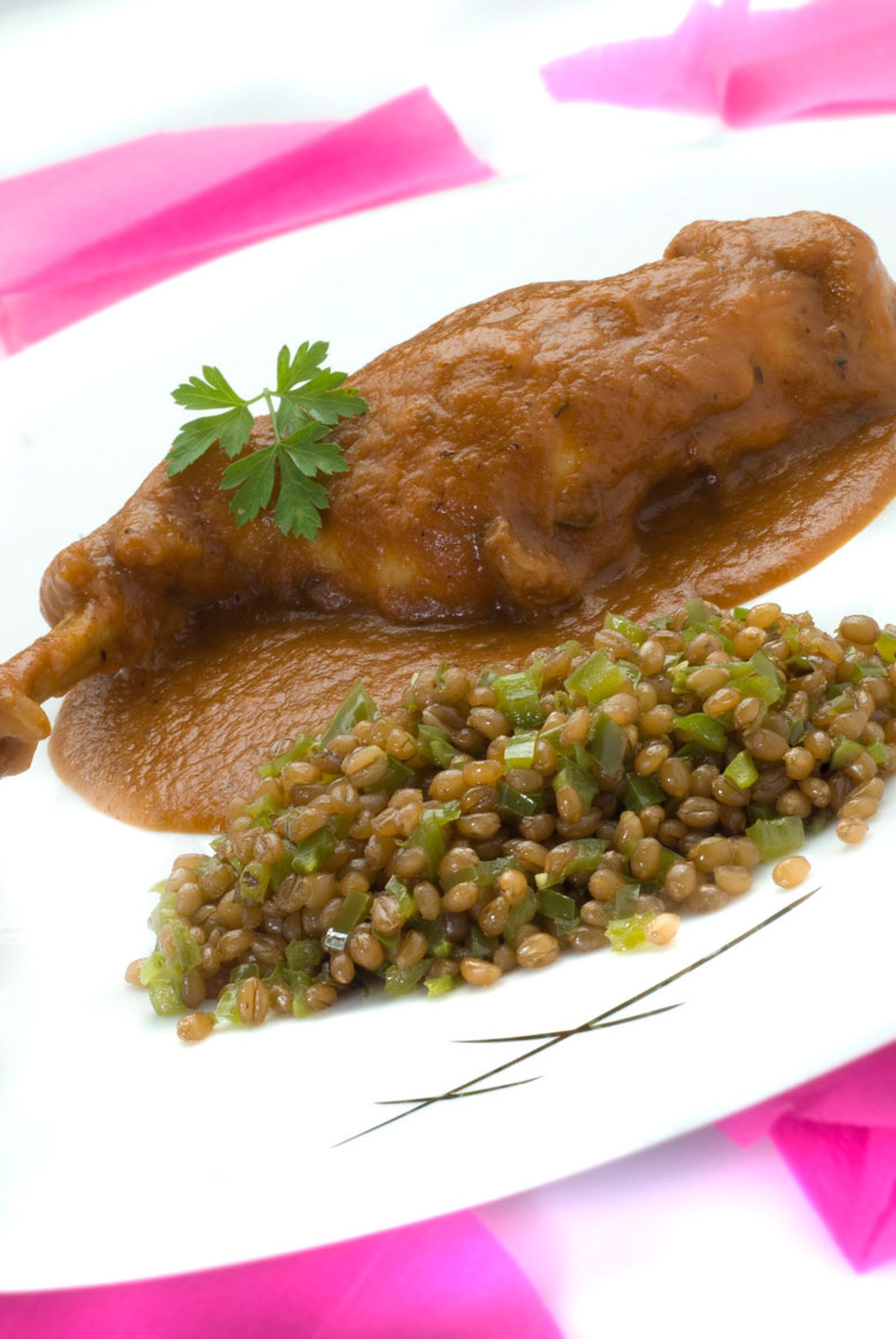 Muslo de conejo guisado con trigo salteado