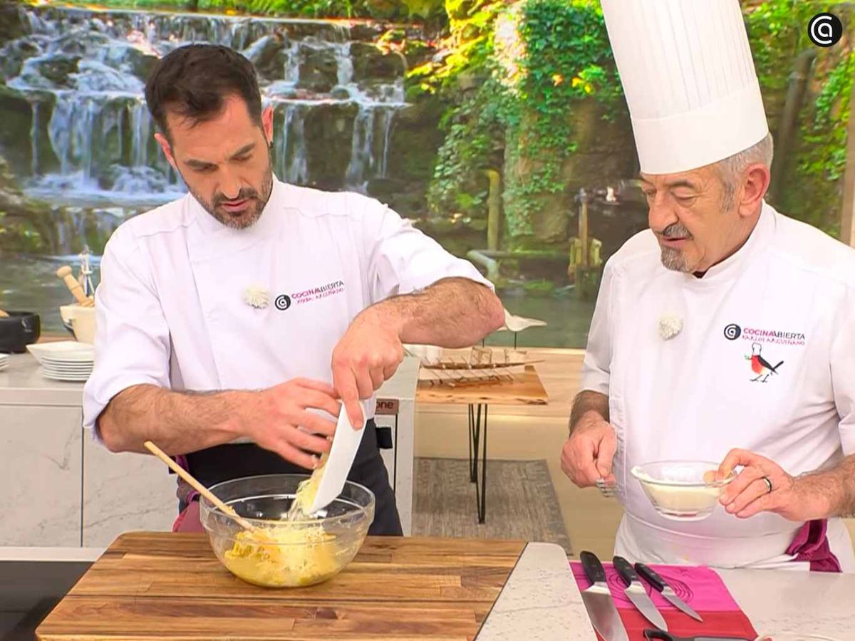 Añade queso rallado y amasa