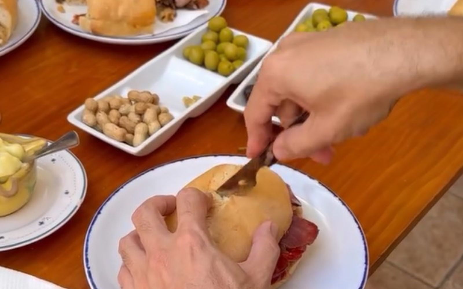 Todo esmorzaret se acompaña con olivas y cacaus
