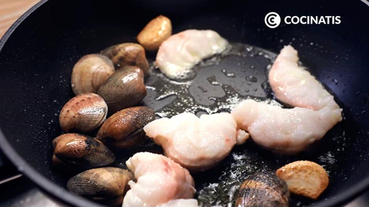 Receta de arroz con pescado (rape y almejas)  paso 2