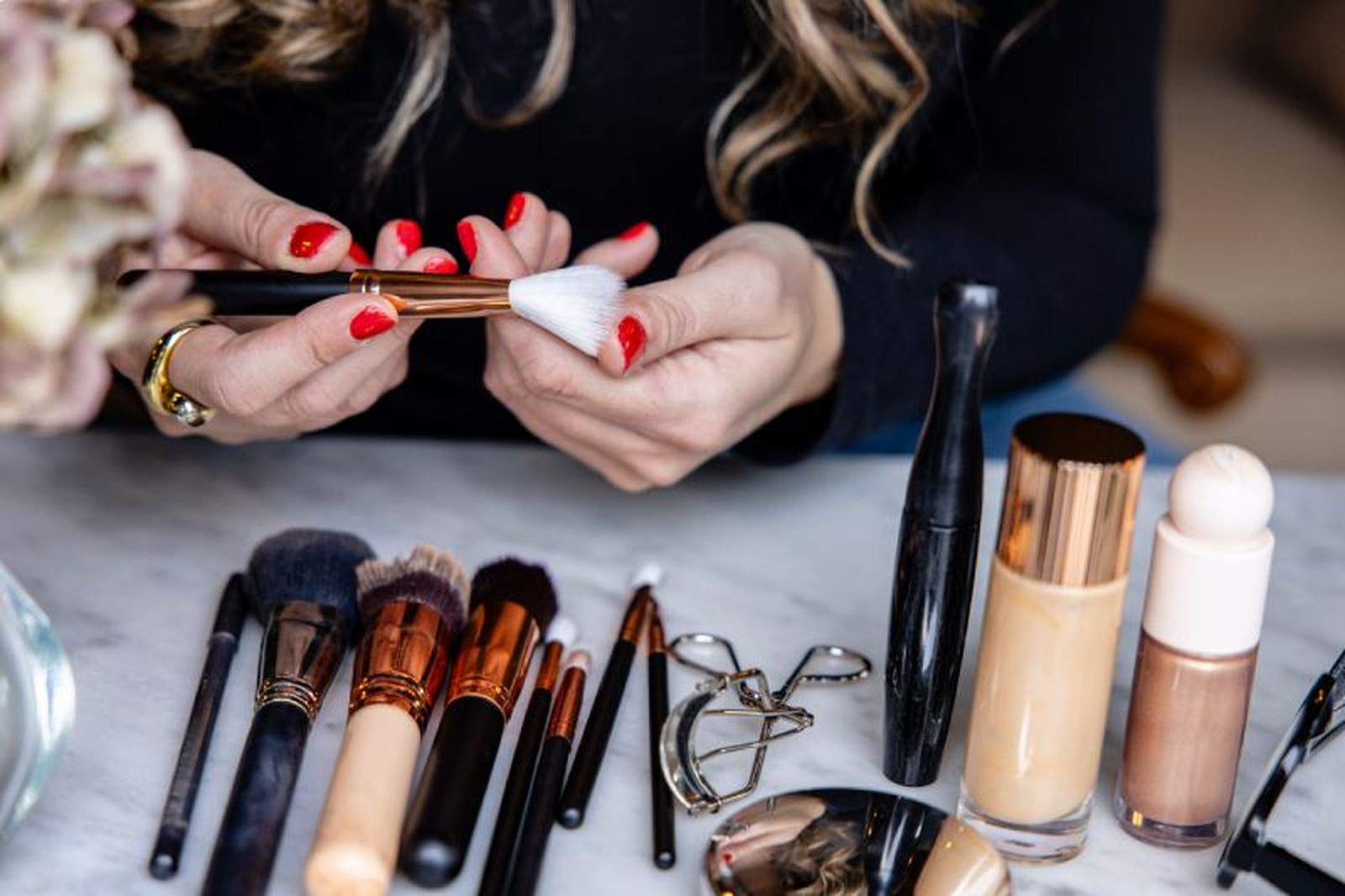 Utensilios de maquillaje como brochas y rizador de pestañas