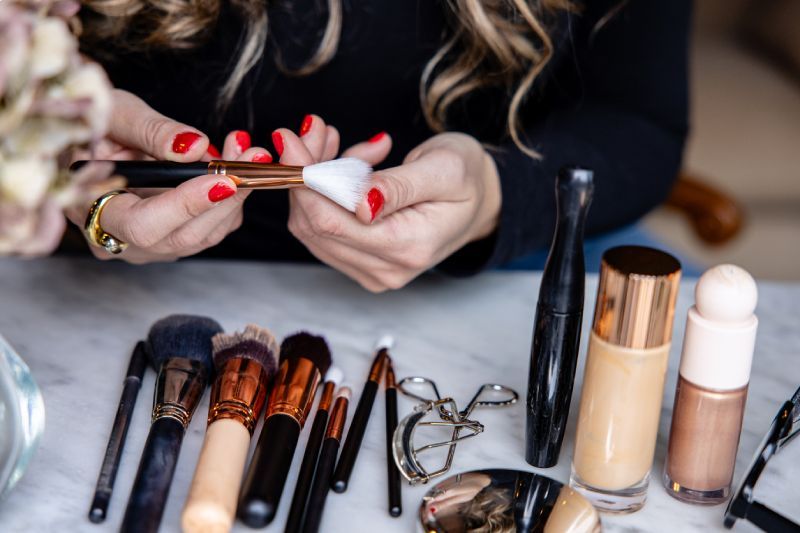 Utensilios de maquillaje como brochas y rizador de pestañas