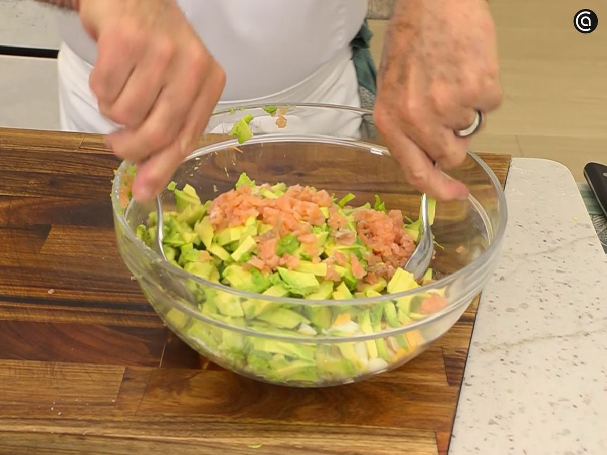 aguacate relleno con salmón ahumado - paso 4