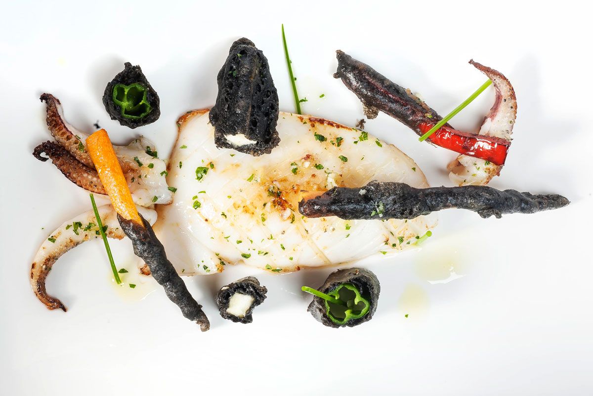 1483 Sepia a la plancha con tempura negra de verduras (667) xl
