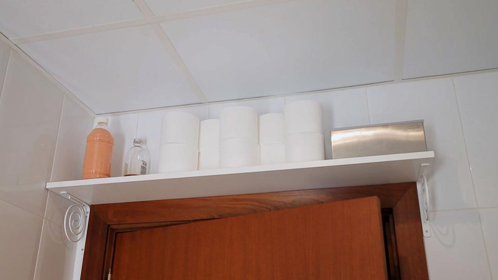 Cómo colocar una balda encima de la puerta