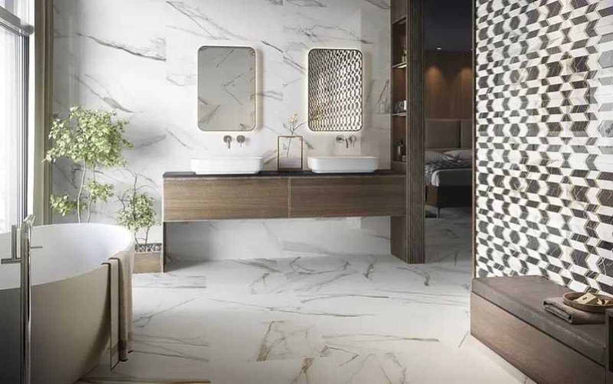 Baño con azulejos de mármol y retro.