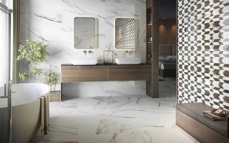 Baño con azulejos de mármol y retro.