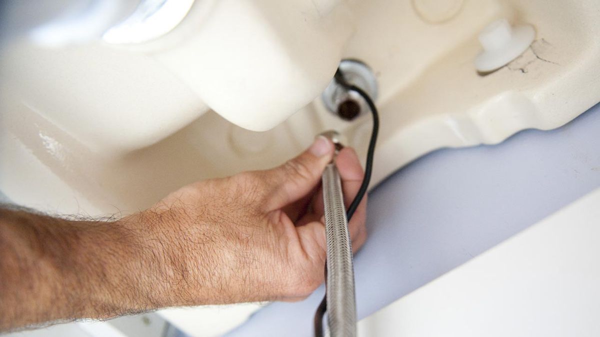 Instalar grifo automático en lavabo paso 2