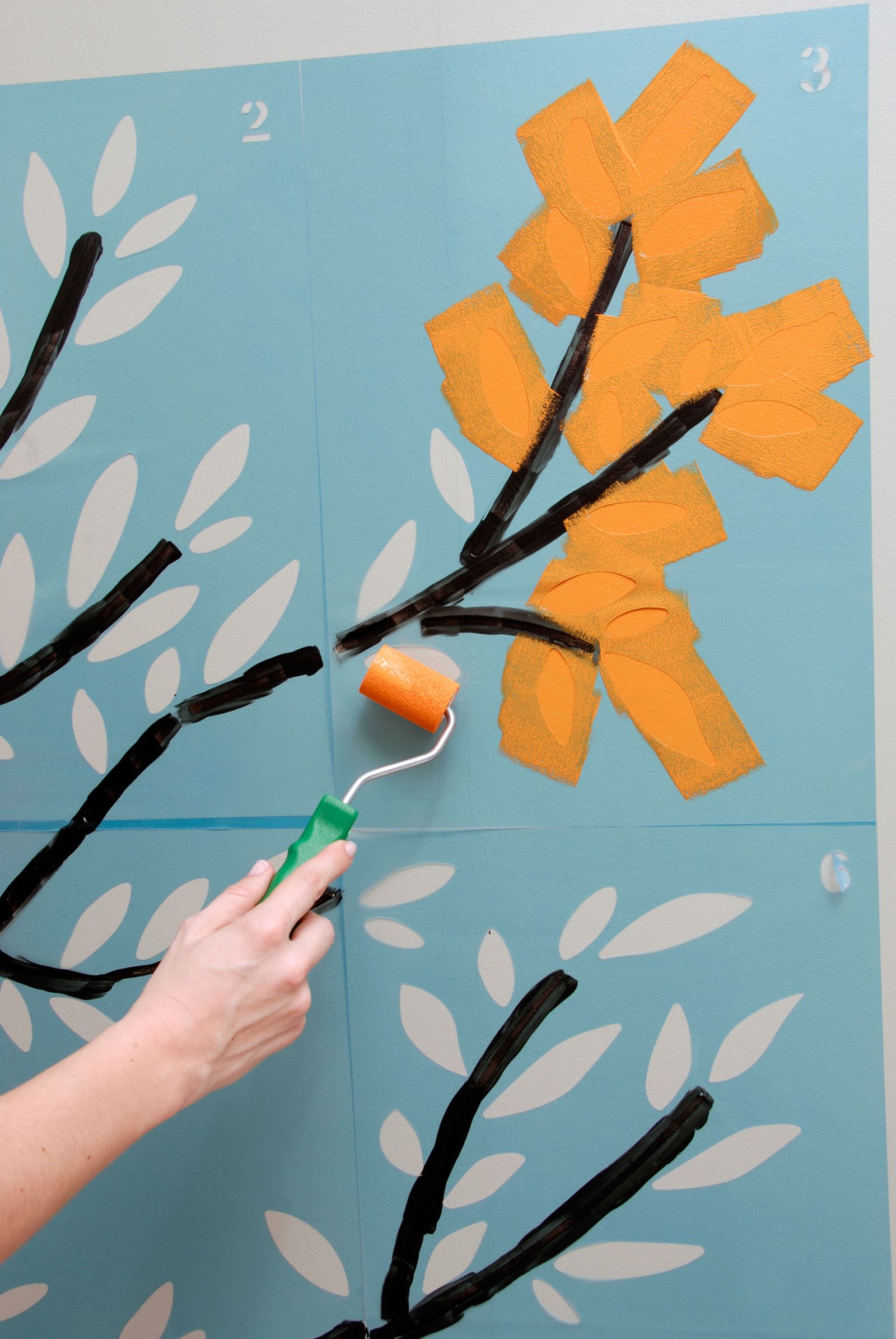 Cómo pintar un árbol en la pared con plantillas paso 3