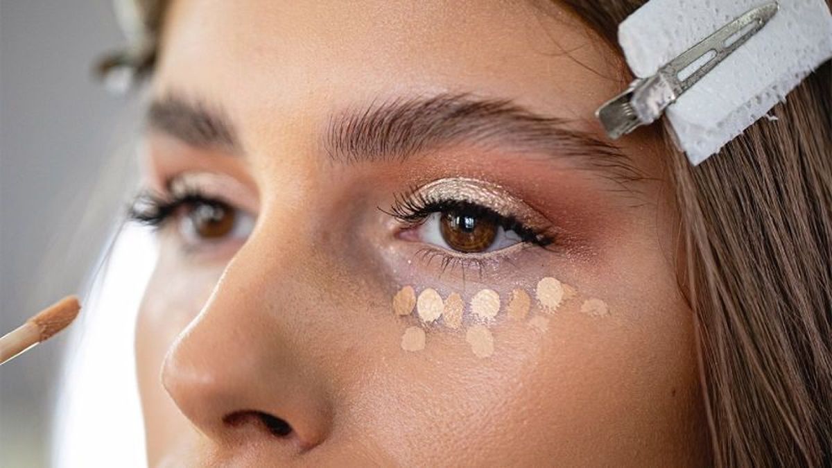 Corrector de ojos aplicado en la zona de la ojera