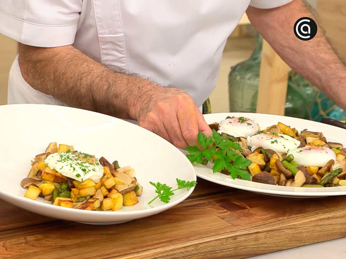 Sirve el huevo escalfado con setas, espárragos verdes y patatas