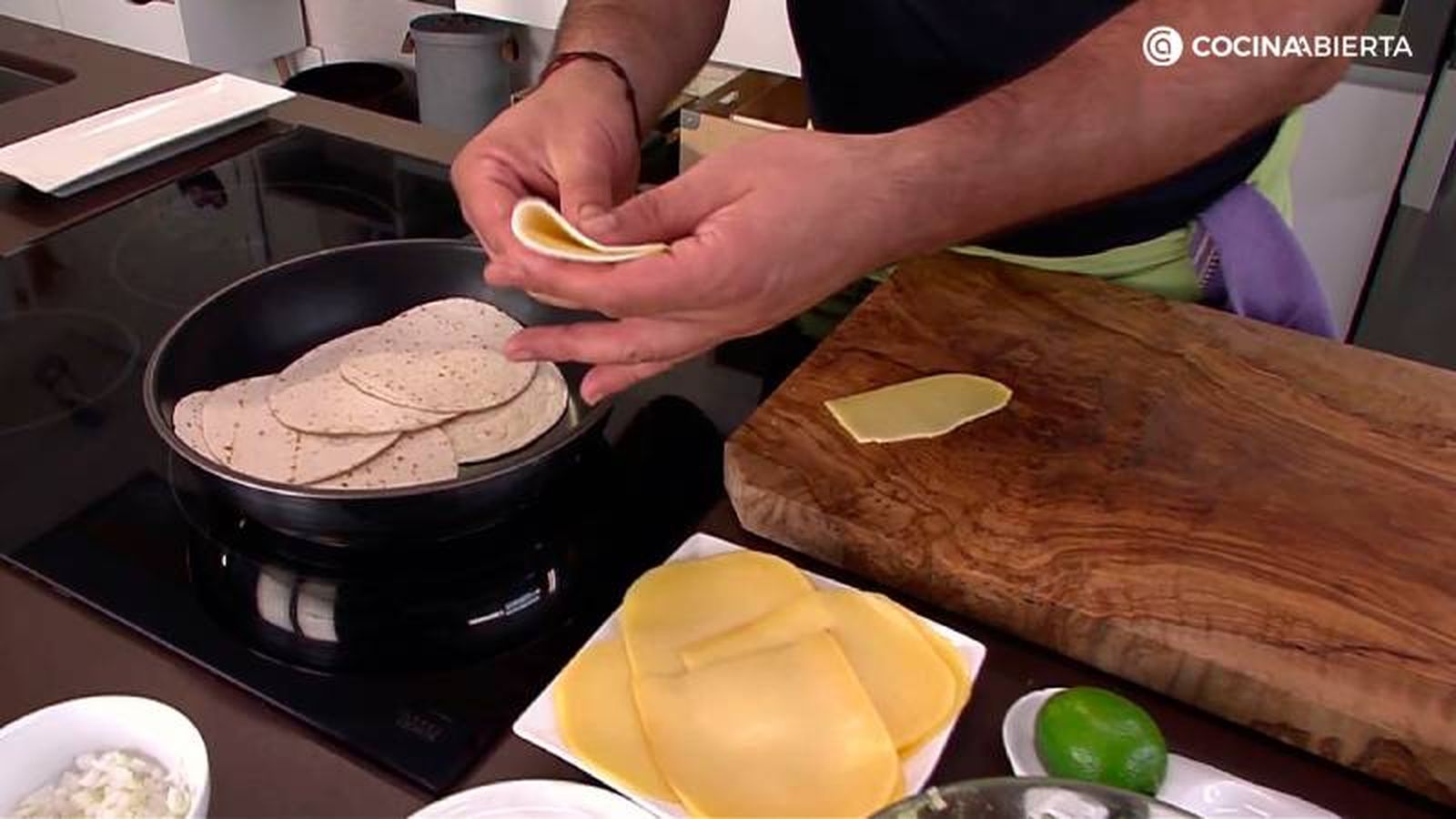 Rellena las tortillas con lonchas de queso
