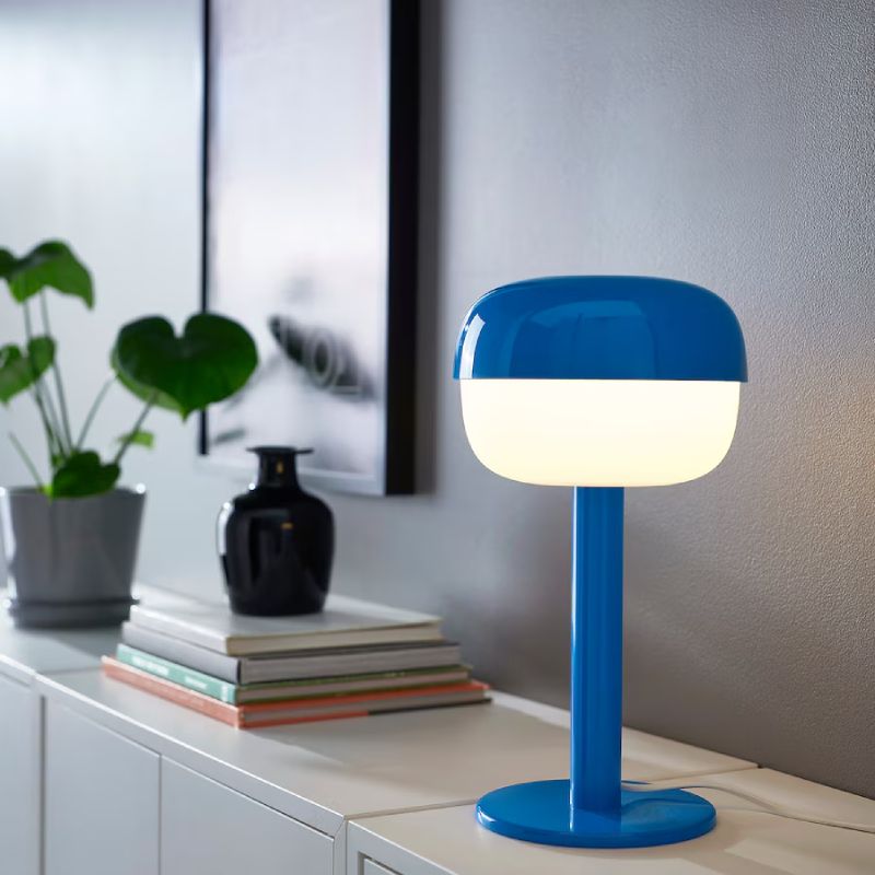 Lámpara de mesa retro Blåsverk de Ikea.