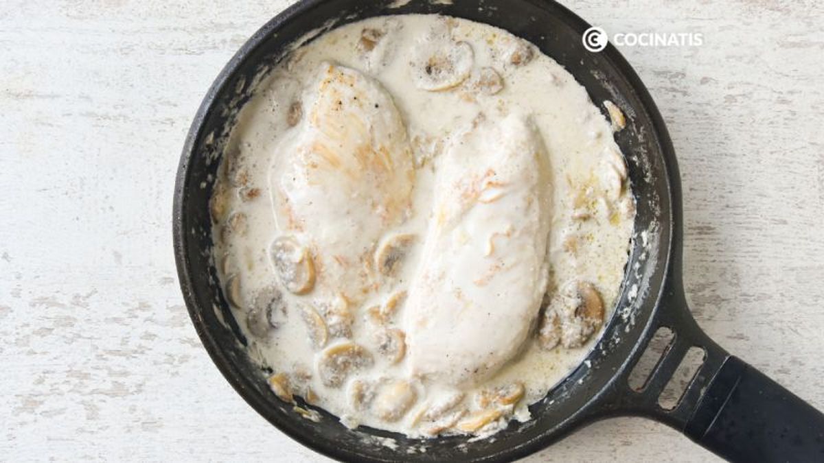 Cocinamos la pechuga en la salsa de nata y champiñones