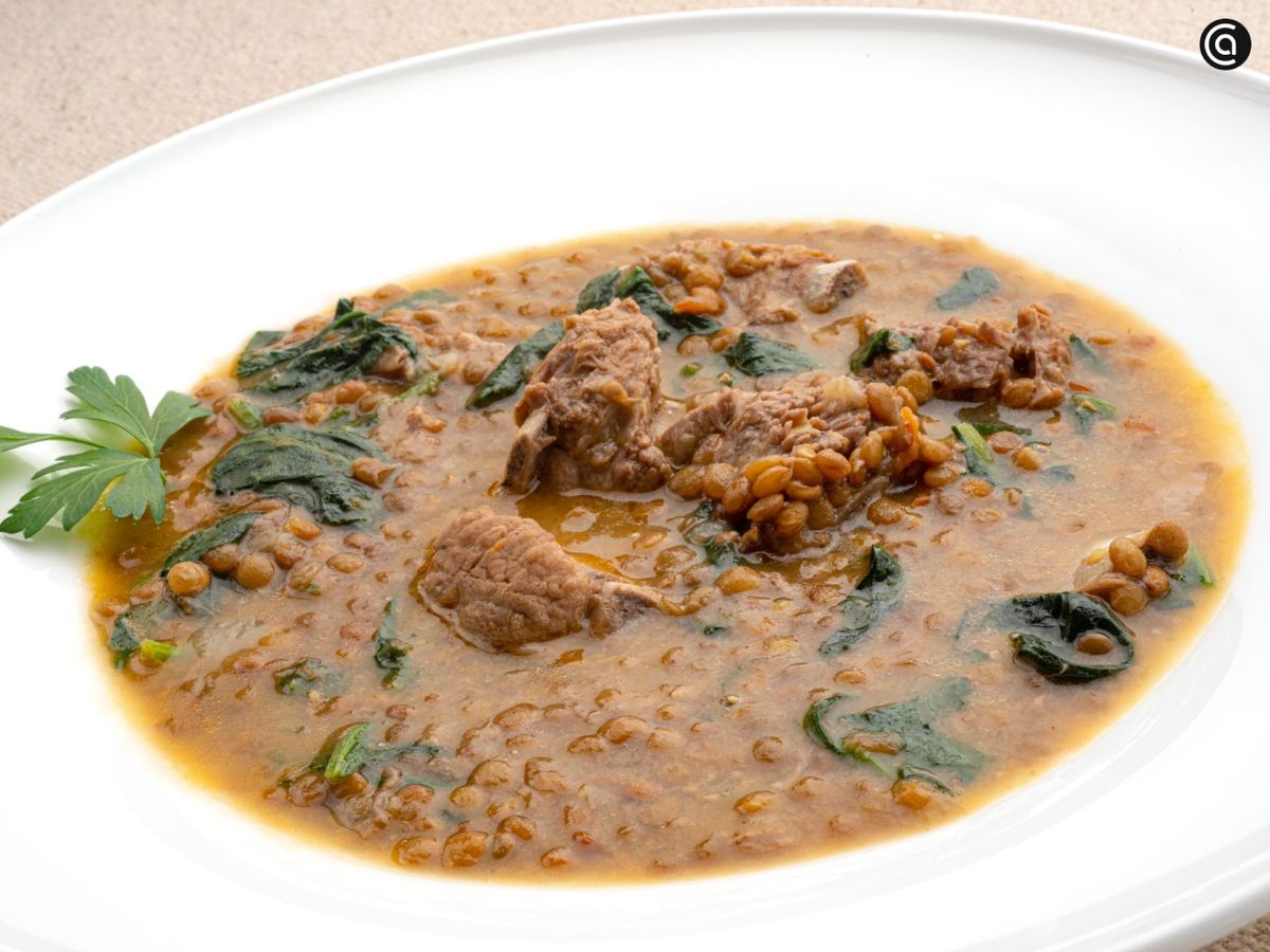 Aprende a preparar lentejas con costilla de cerdo y espinacas con Karlos Arguiñano