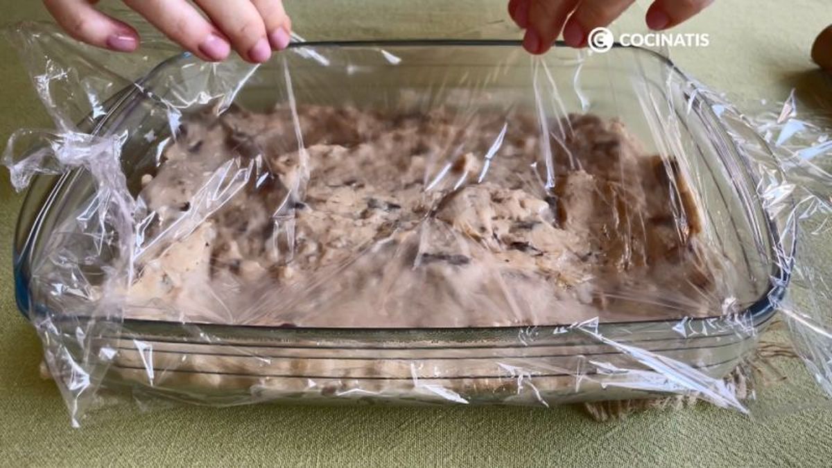 Tapamos la bechamel de boletus en una fuente con papel film