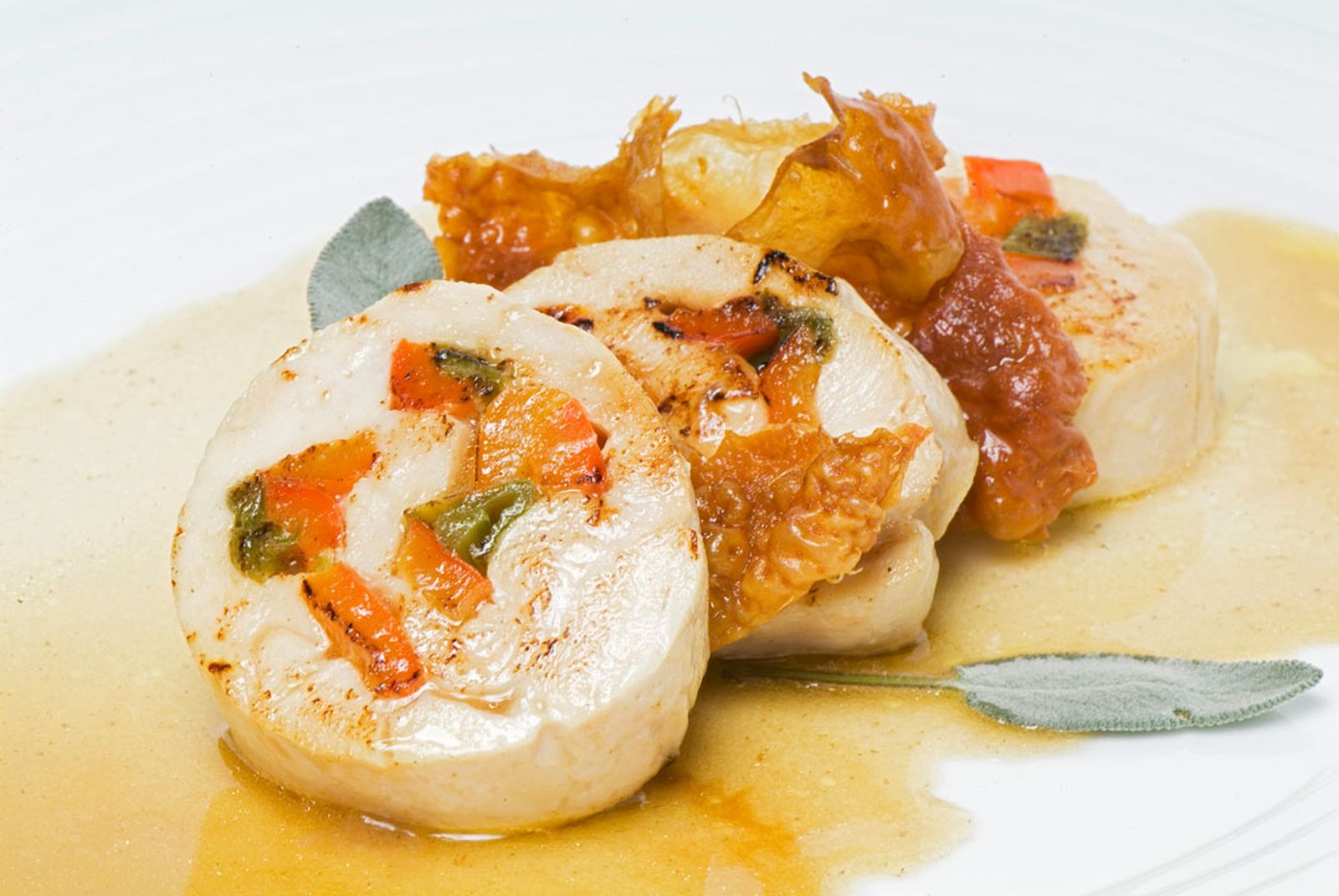 Rollo de pollo relleno de pimientos