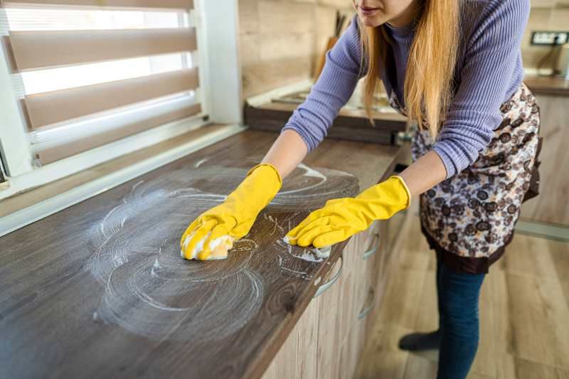 El amoníaco es uno de los mejores detergentes para limpiar la cocina